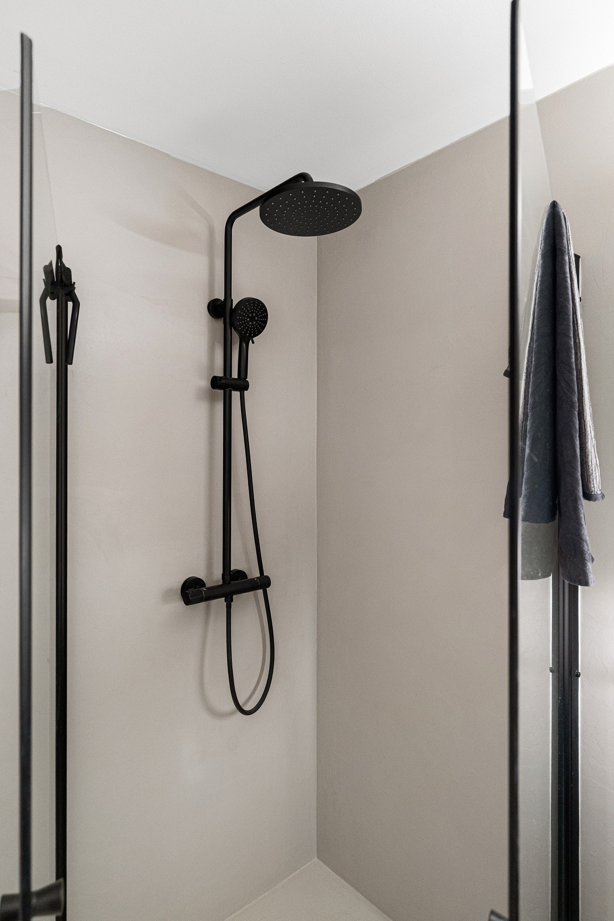 Badet er innredet med dusjhjørne med innfellbare glassdører Galleribilde