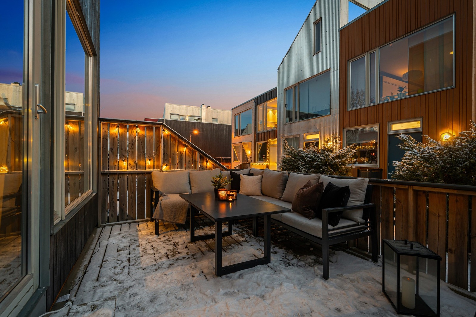 Boligen har 2 flotte terrasser med god plass til ønsket utemøblement Galleribilde