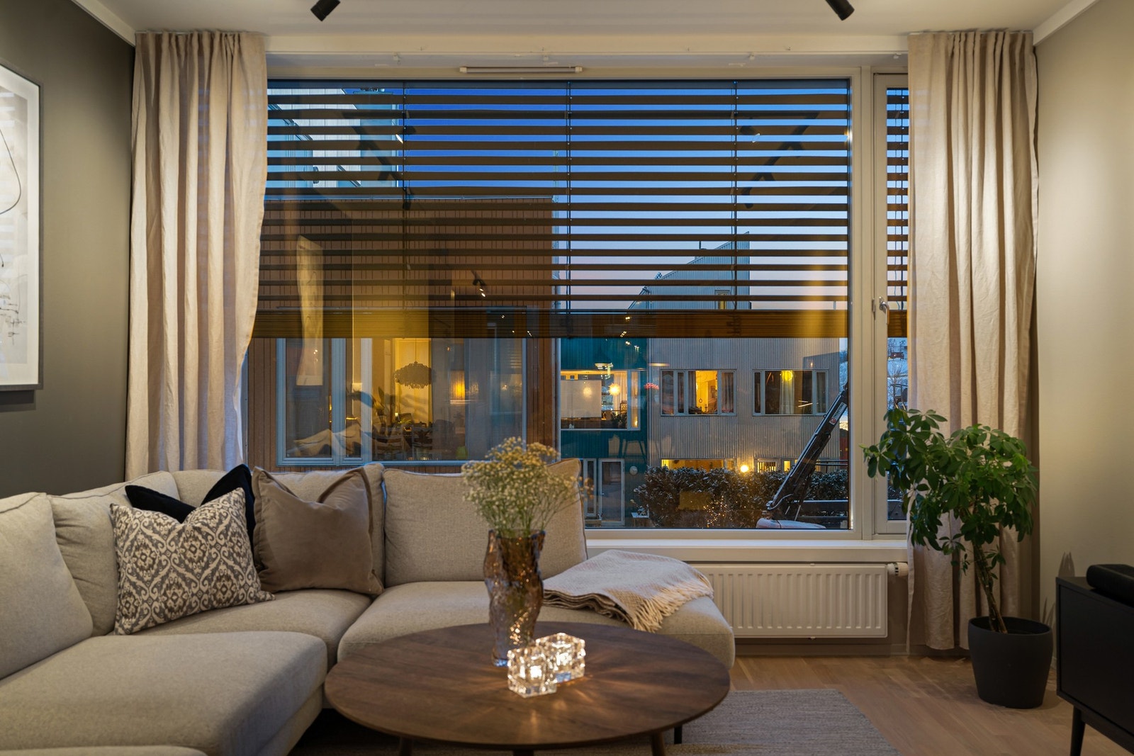 Stuen nyter store vindusflater som sikrer rikelig med naturlig lysinnslipp Galleribilde