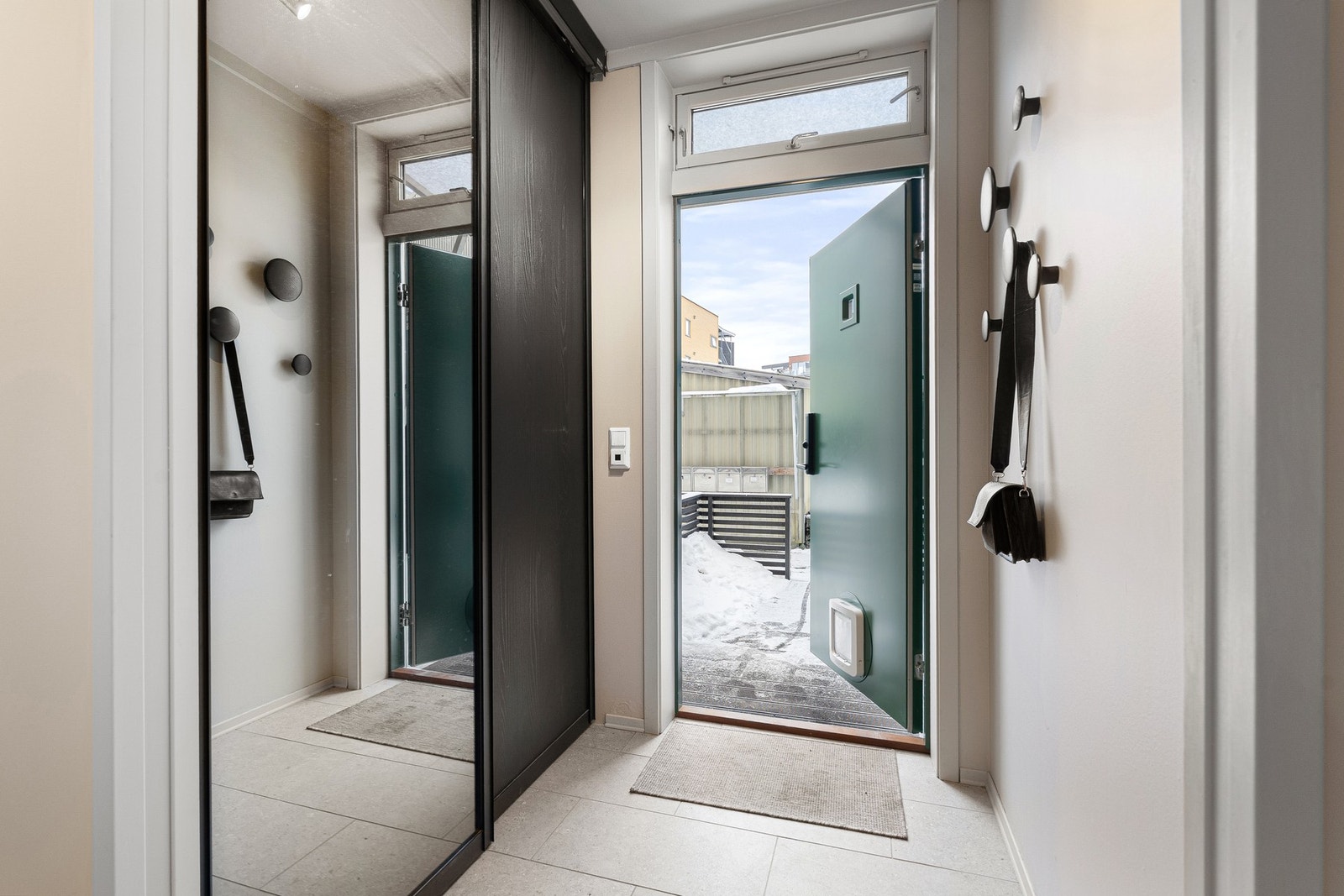 Rommet er innredet med en stor skyverødsgarderobe som god plass til å henge fra seg sko og yttertøy Galleribilde