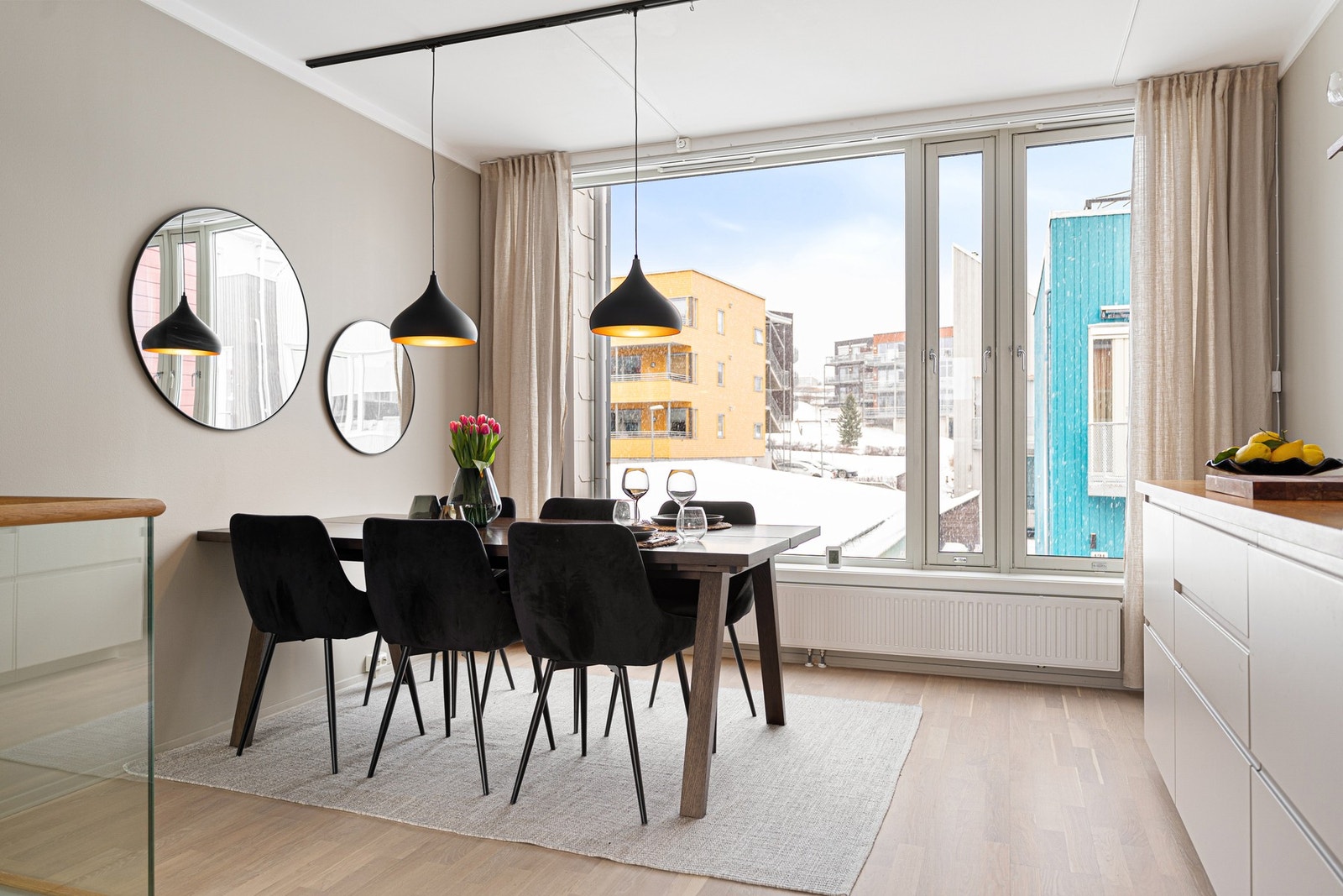 Her er det god plass til et stort spisebord hvor man kan nyte gode middager med familie og venner Galleribilde