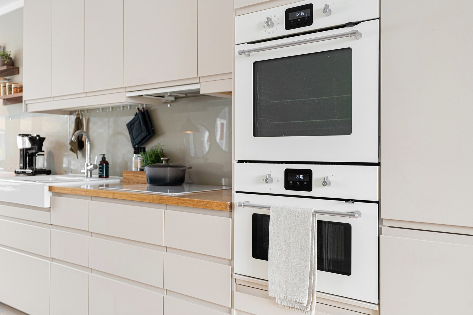 Lyse hvitevarer som gir et stilrent uttrykk Galleribilde