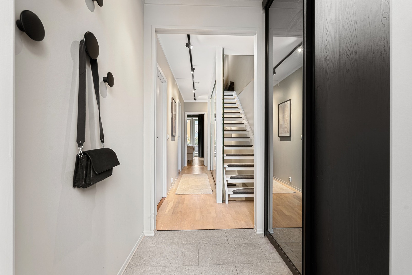 Innbydende flislagt entrè med varme i gulv Galleribilde