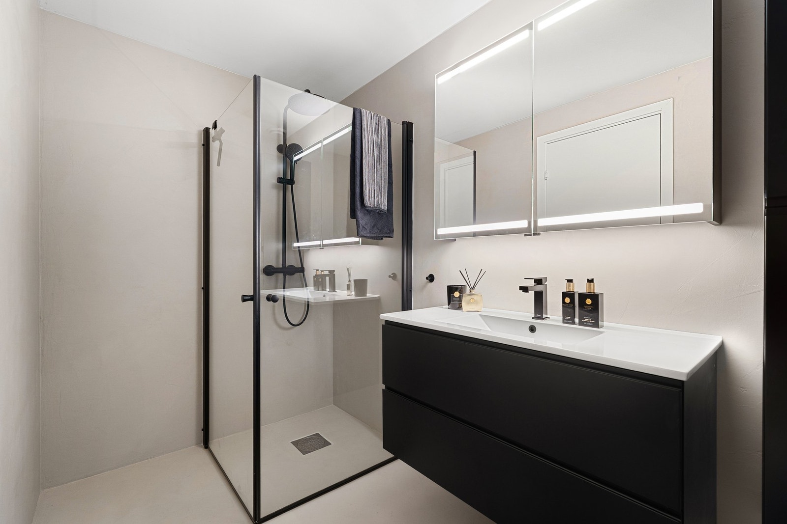 Oppgradert bad fra 2024 med ny overflatebehandling av gulv, vegger og himling Galleribilde