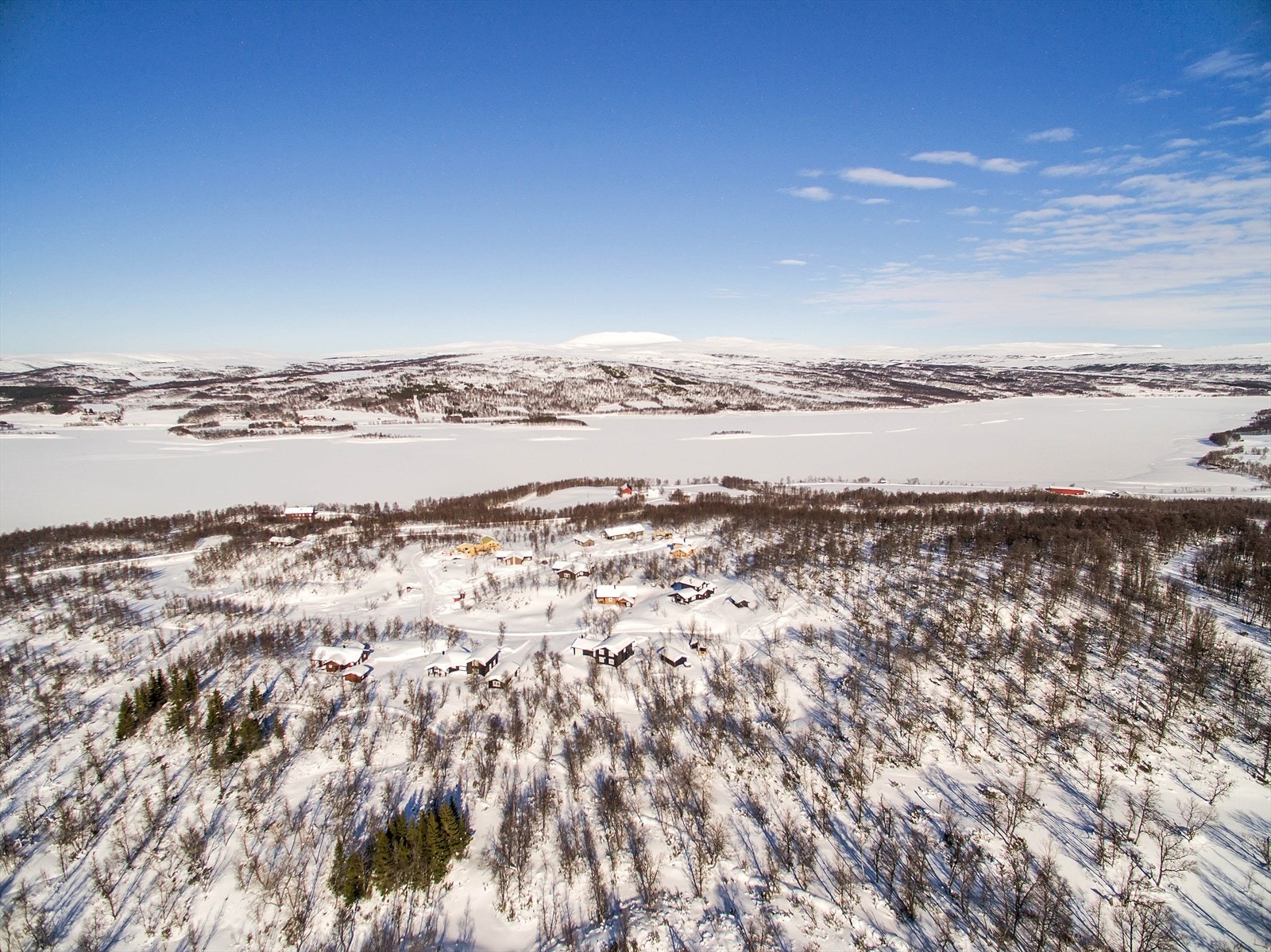 Det er anlagt vei helt frem til hyttetomtene - Veien blir brøytet hele vinteren. Galleribilde