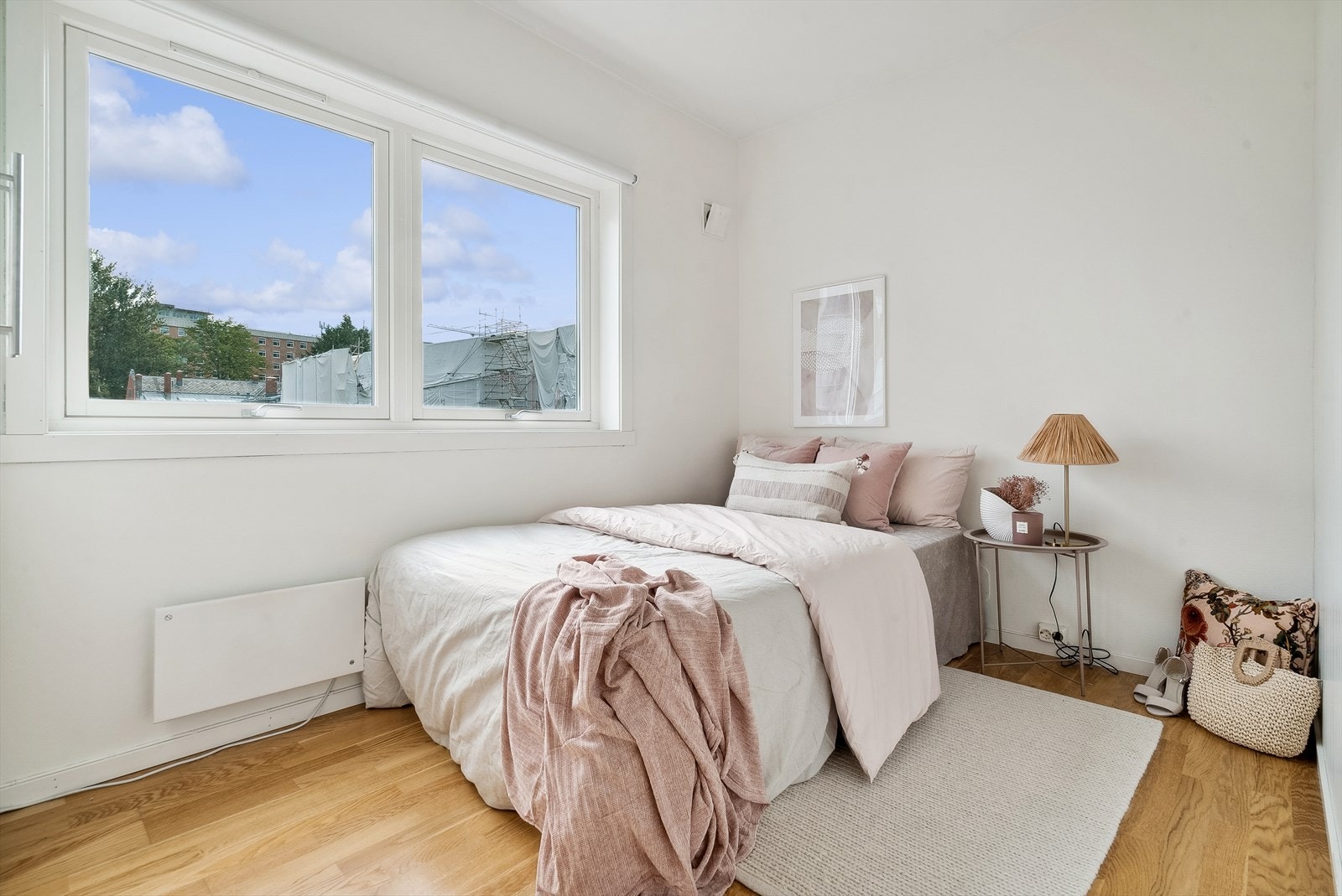 Det er god plass til dobbeltseng, skrivepult og ønsket garderobeløsning. Galleribilde