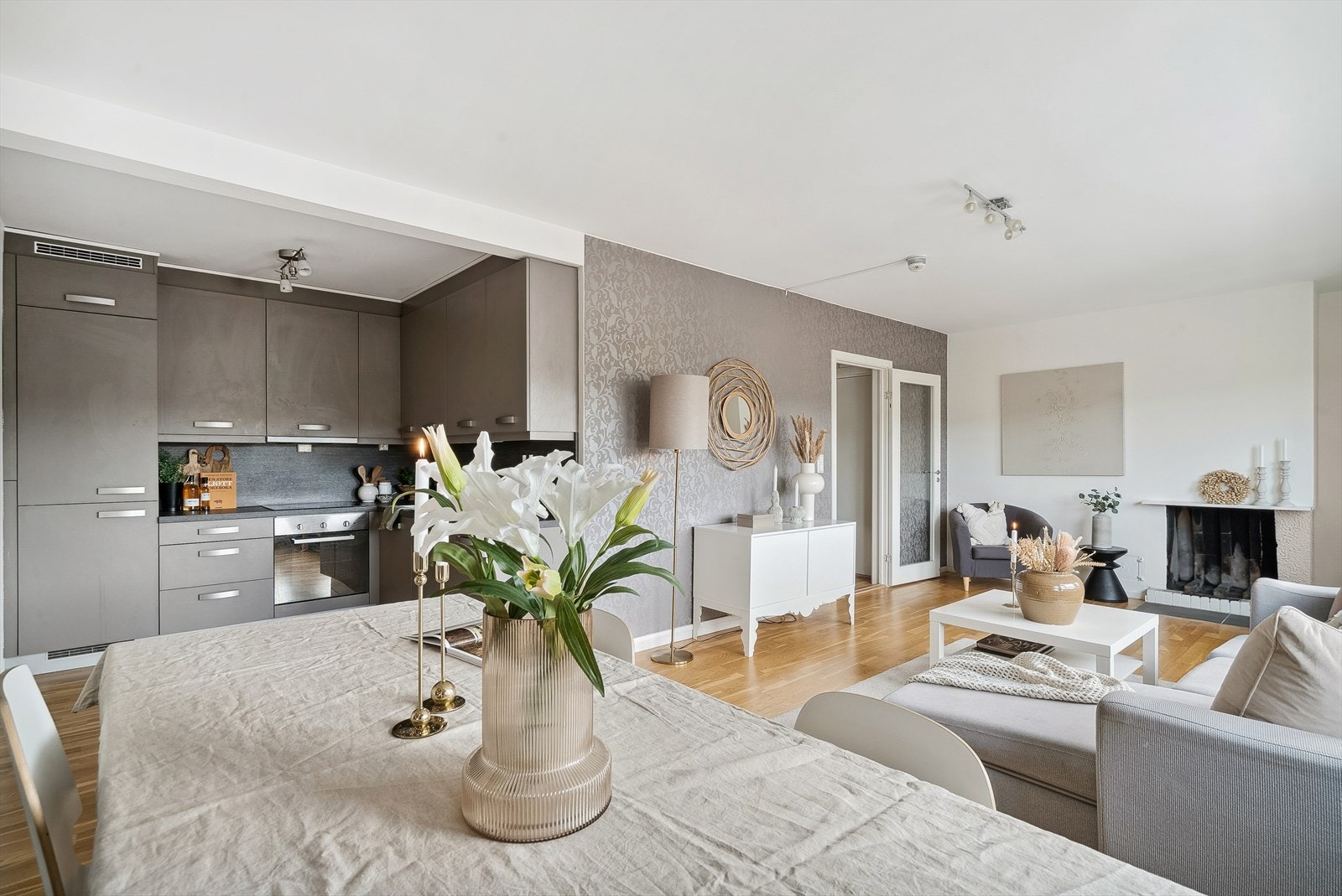 Her får du en åpen stue/ kjøkken løsning på rause 32 m². Galleribilde