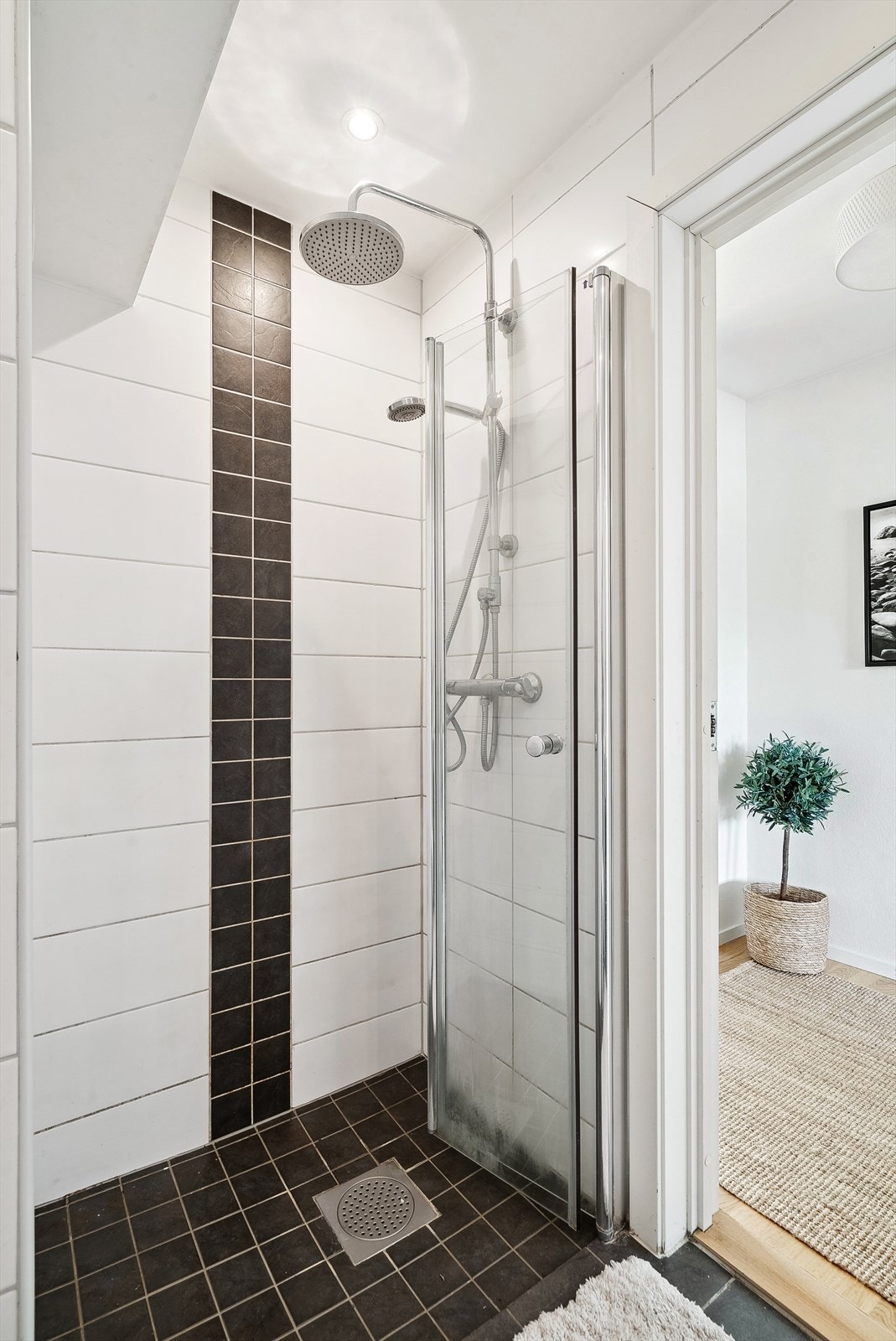 Ellers er det praktisk dusjhjørne med regndusj og opplegg for vaskemaskin. Galleribilde