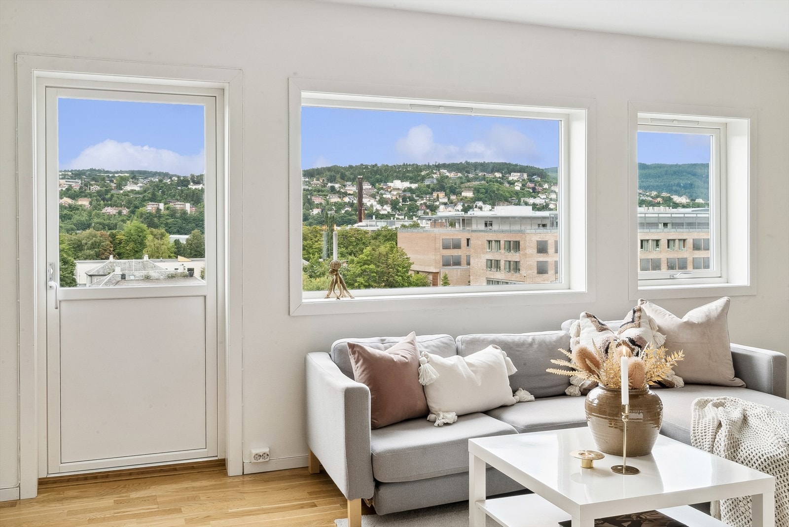 Leiligheten har sentral og attraktiv beliggenhet med nærhet til blant annet NTNU Gløshaugen, NTNU Handelshøyskolen, Helgasetr, St. Olavs hospital og Trondheim sentrum som byr på "alt" av fasiliteter. Galleribilde