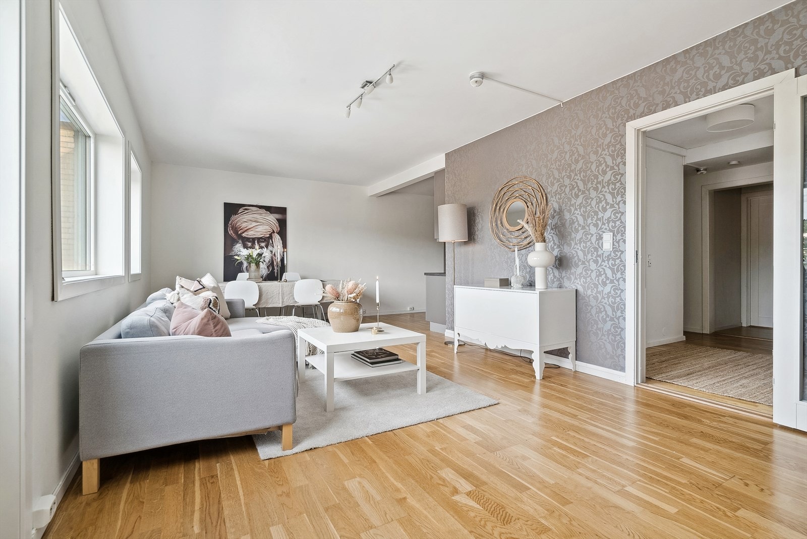 Leiligheten er i dag utleid for 32 000,- per mnd. inkl. parkeringsplass og strøm. Leiekontraktene løper til 31.06.26, og kan overtas eller sies opp med 3 måneders varsel. Galleribilde