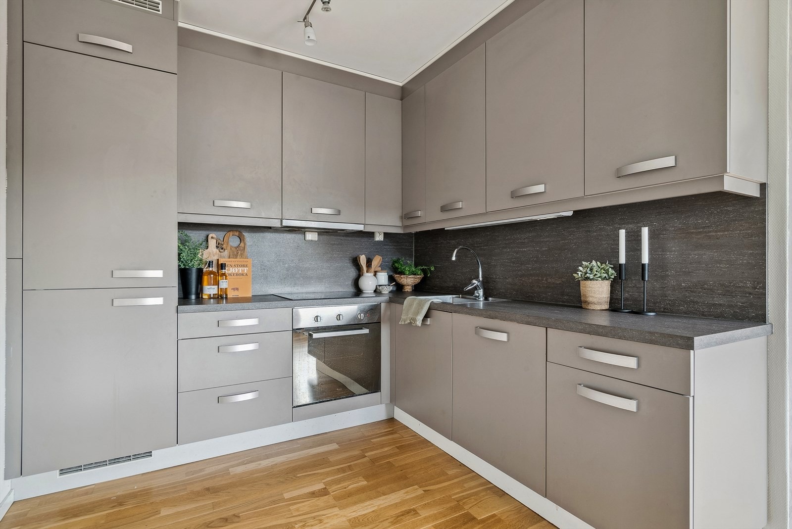 Det er integrert kjøl/fryseskap, oppvaskmaskin, platetopp og stekeovn som medfølger handelen. Galleribilde