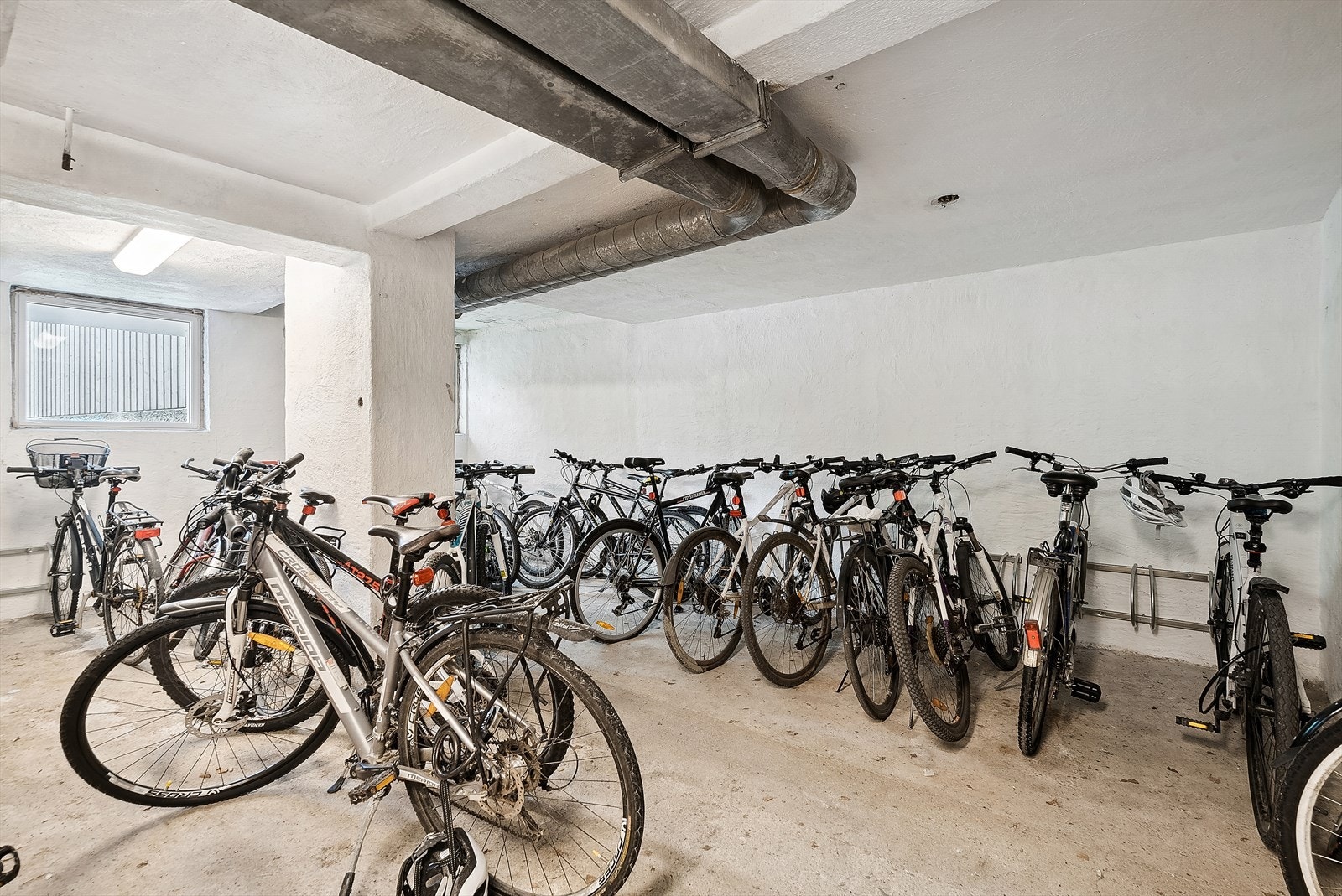 Felles innendørssykkelparkering i kjeller. Galleribilde