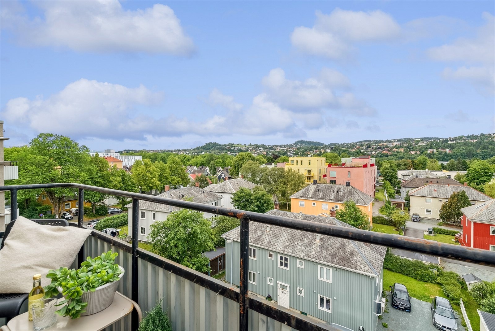Leiligheten har egen balkong på 3m² med flotte sol- og utsiktsforhold. Galleribilde