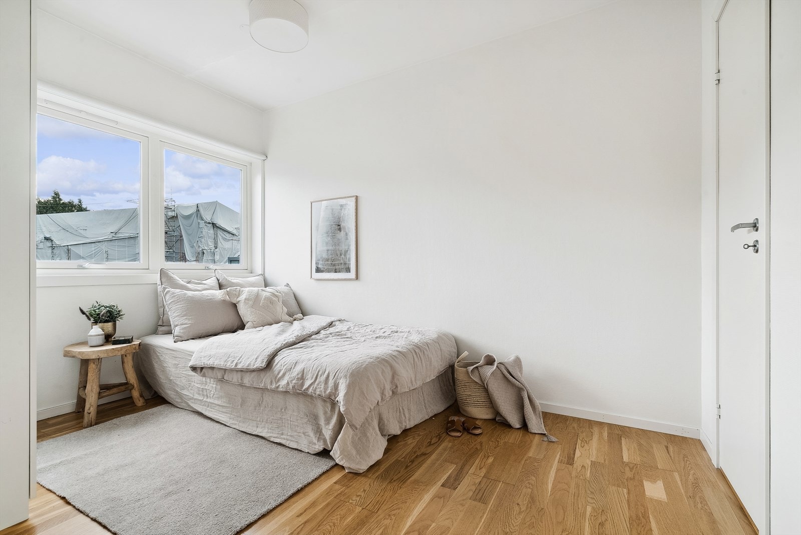 Alle rommene er malt i lyse og behagelige fargetoner. Galleribilde