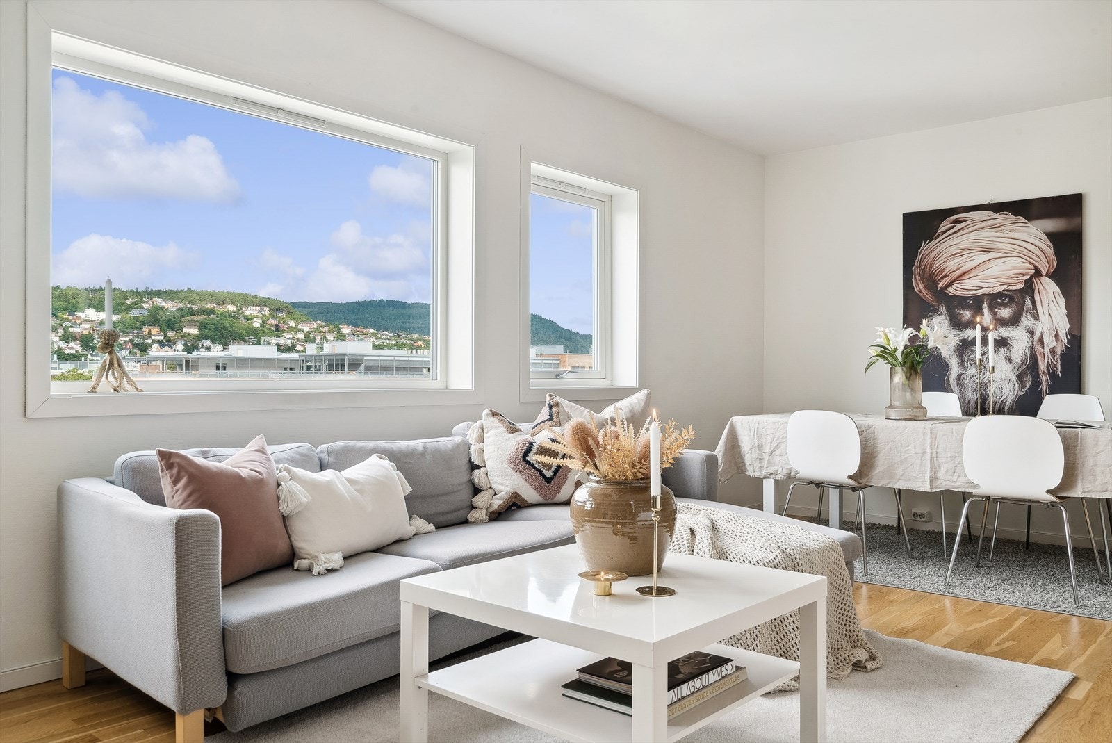 Leiligheten ligger usjenert til i 6. og øverste etasje. Styret har vedtatt å oppgradere heisen, slik at den blir operativ. Galleribilde