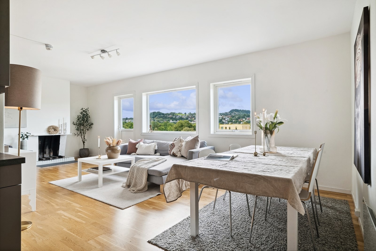 De månedlige felleskostnadene inkluderer blant annet: betjening av andel fellesgjeld, tv, internett, felles byggforsikring og diverse vedlikehold/drift iht. regnskap. Galleribilde