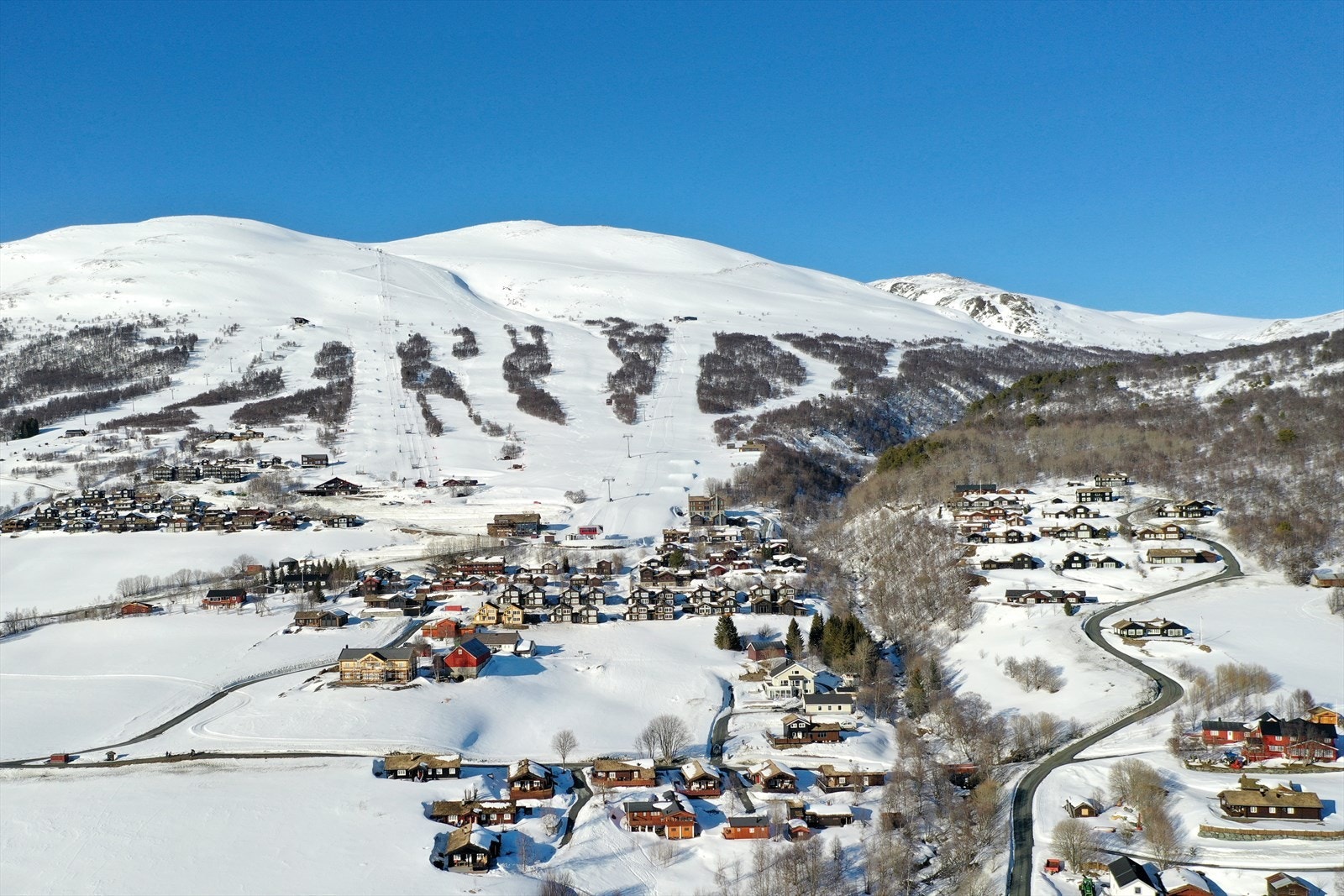 I Vangslia er det flere skiheiser og løyper i tillegg til skishop, restaurant og andre fasiliteter. Galleribilde