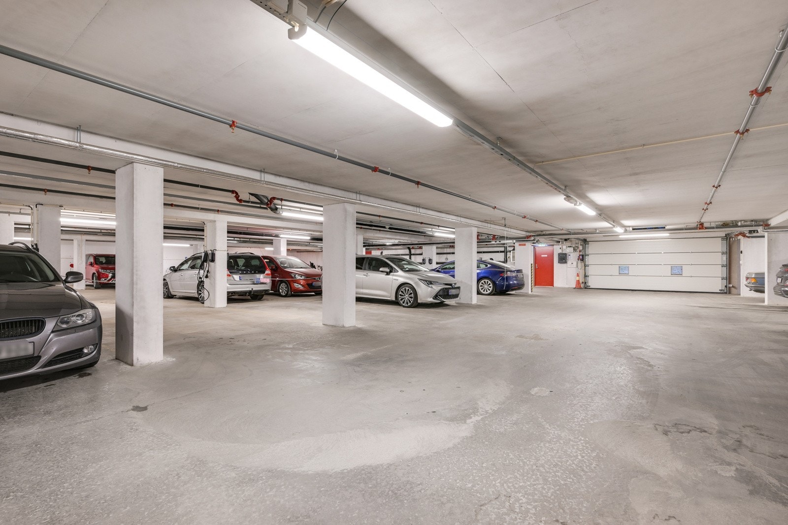 Parkeringsanlegg. Det følger 2 selveide opptstillingsplass til leiligheten samt en bod i kjeller. Det er 4 gjesteplasser i p-kjeller Galleribilde