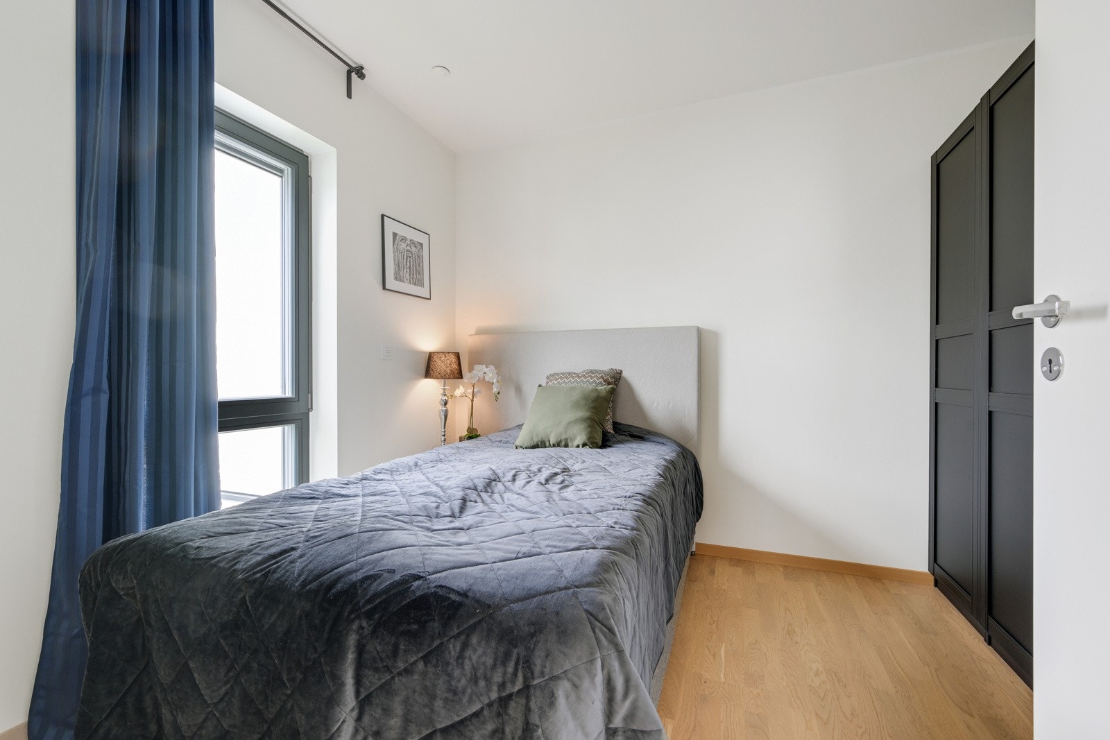 Soverom 2, med et garderobeskap. Galleribilde