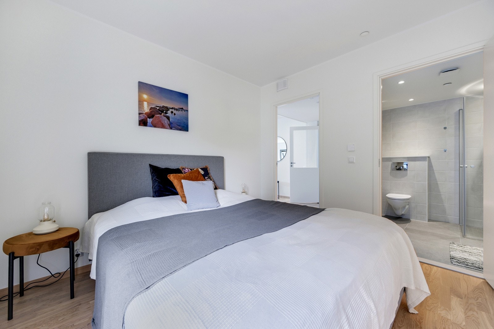 Stort og lyst soverom med adgang til bad Galleribilde