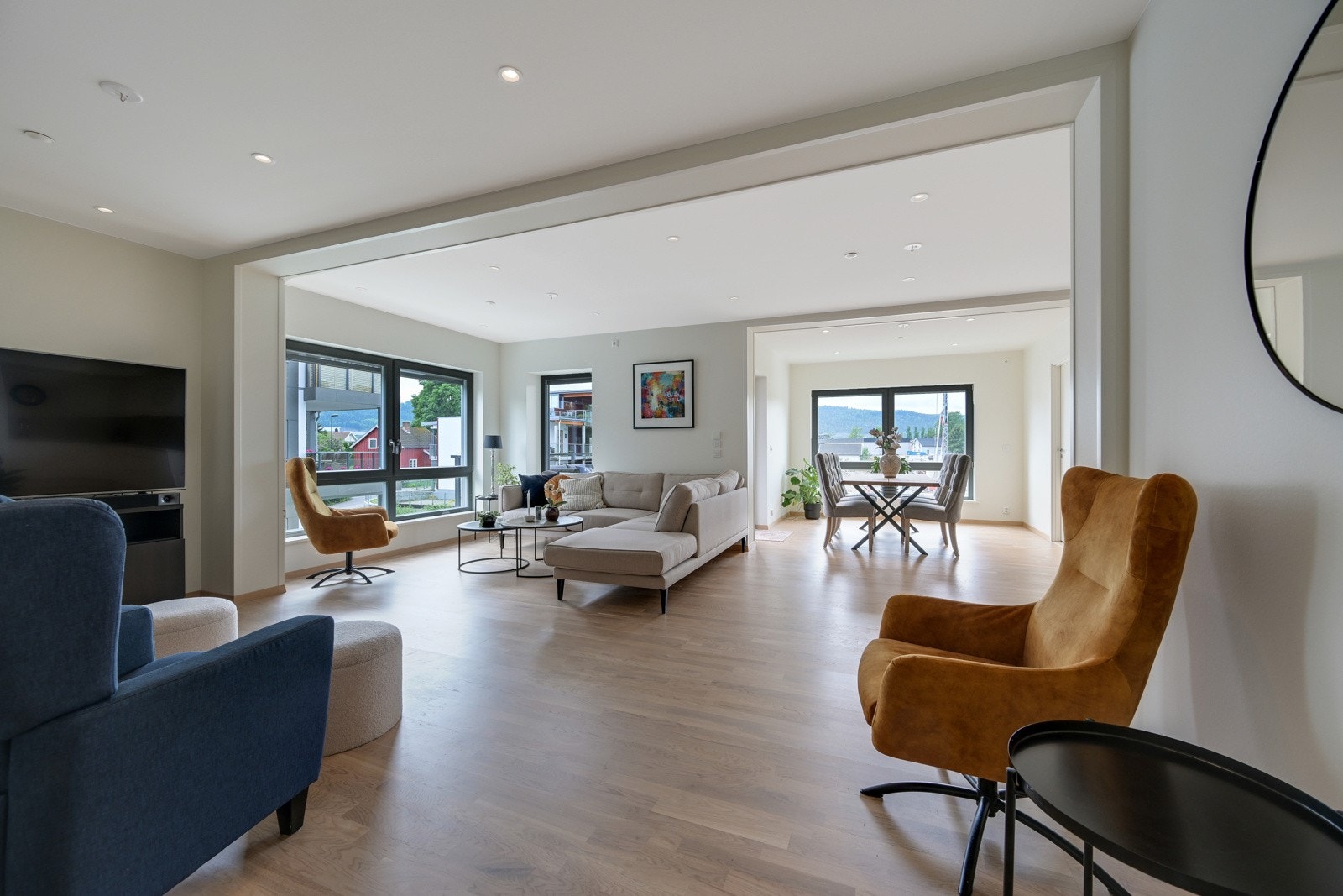 Boligens naturlige samlingspunkt er i den store og lyse stuen. Her er det plass til både et stort spisebord og en større sofagruppe. Galleribilde