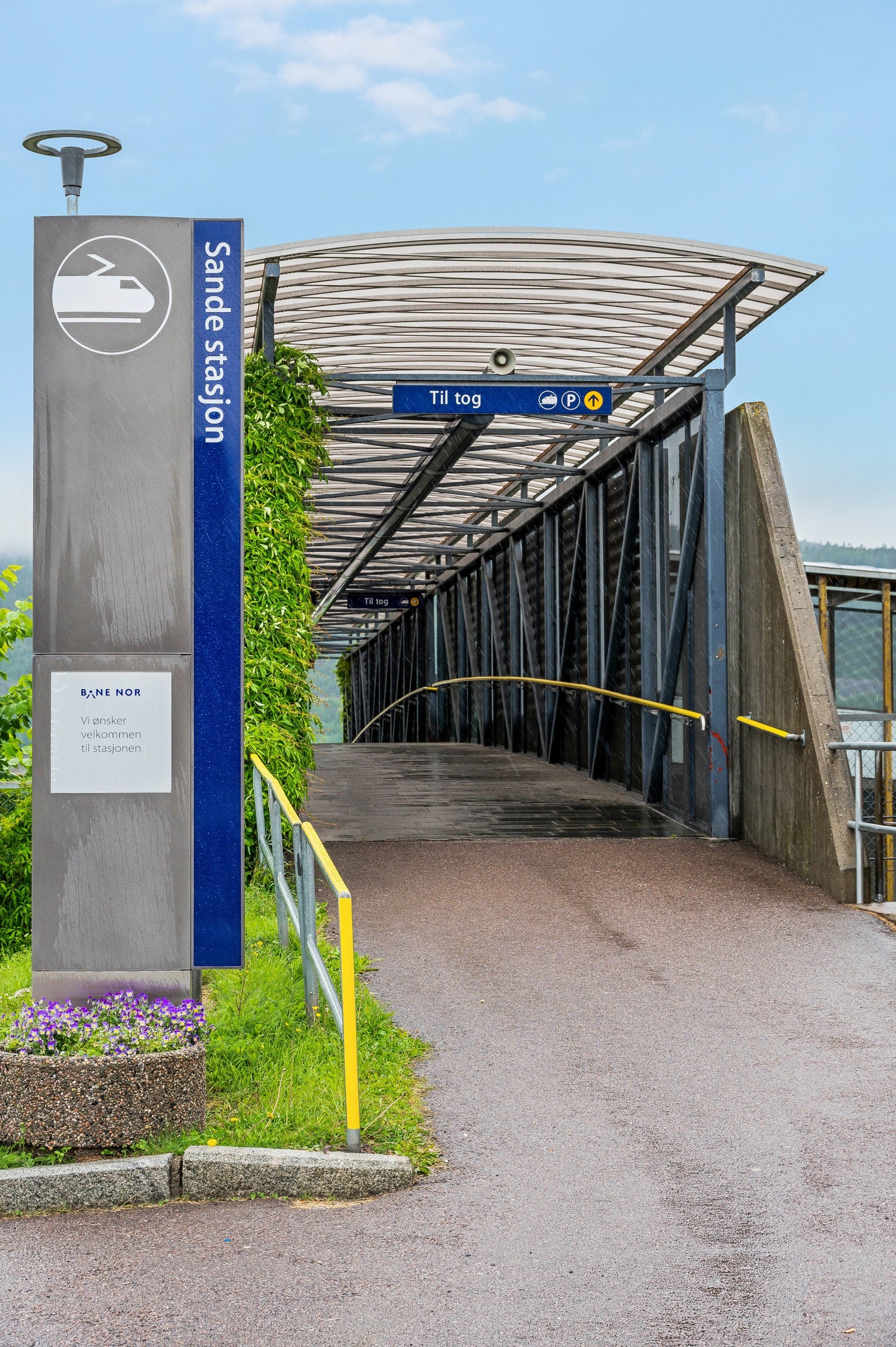 Togstasjonen ligger i sentrum med hyppige avganger mot Oslo, Drammen og Tønsberg Galleribilde