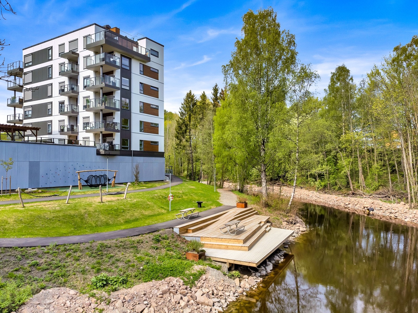 Her har du mulighet til å skaffe den en attraktiv og populær selveierleilighet midt i Sande sentrum, med kort avstand til de fleste fasiliteter. Galleribilde