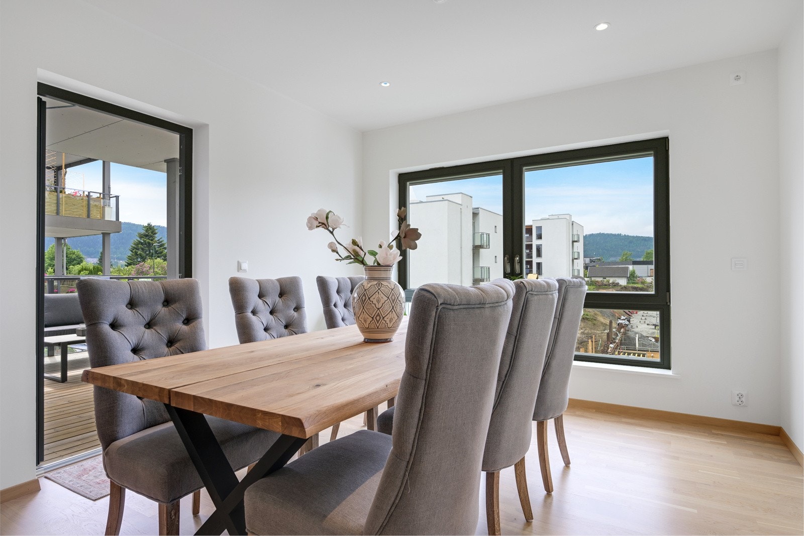 De store vindusflatene gir et naturlig lys inn i leiligheten. Galleribilde