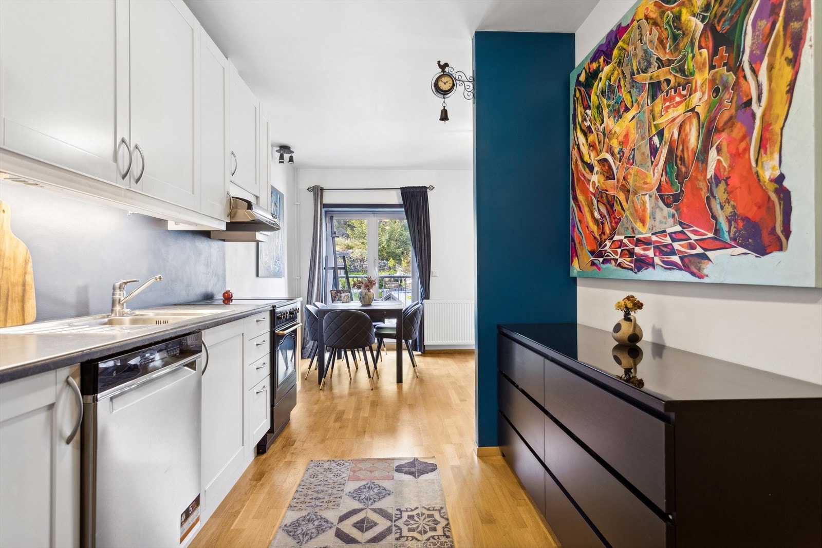 Kjøkkenet har innredning bestående av folierte skrog med profilerte fronter og laminert benkeplate. Galleribilde