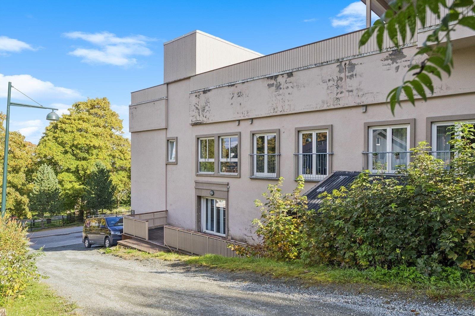 Boligkomplekset ligger i rolige- og naturskjønne omgivelser. Galleribilde