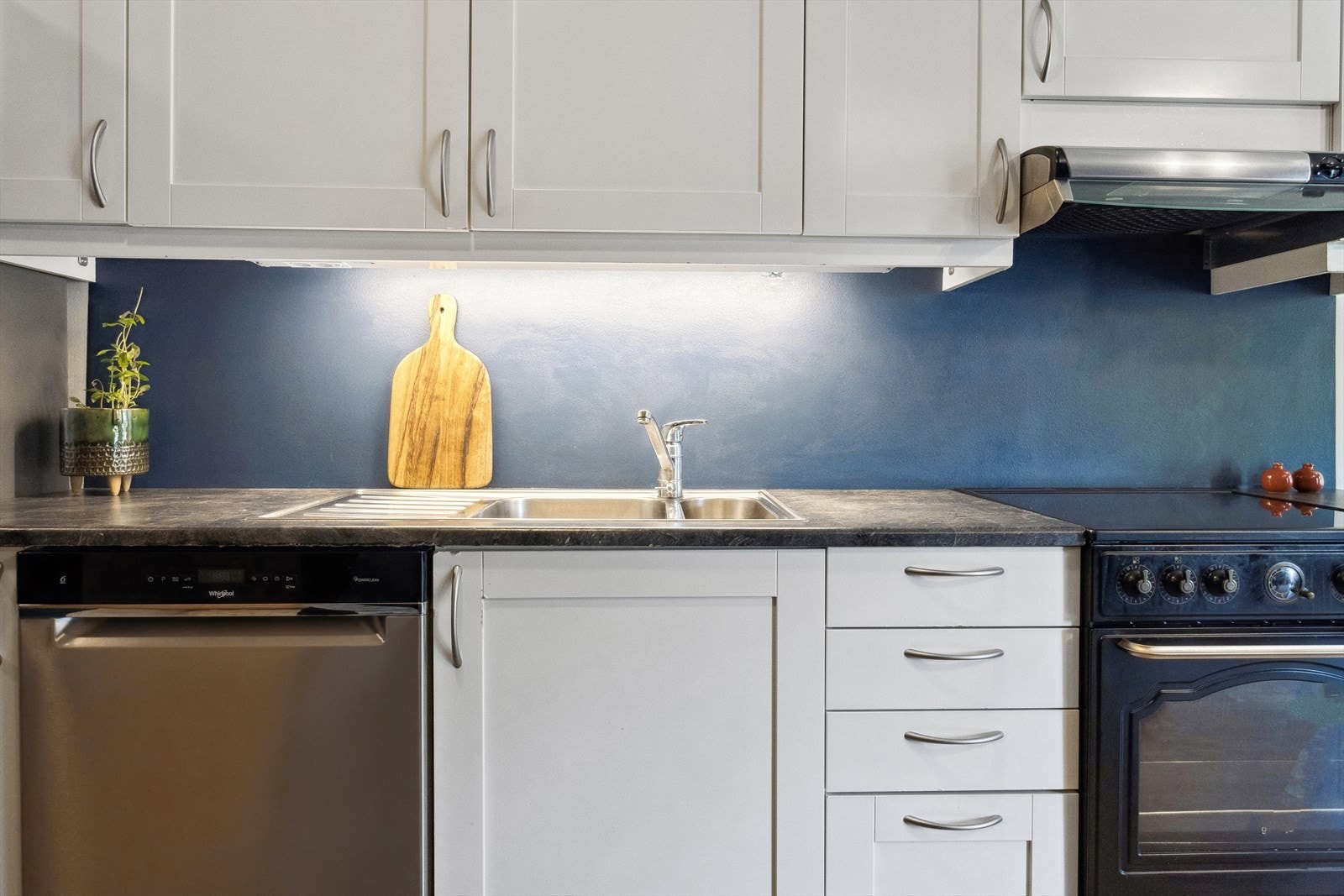 Kjøkkenet har godt med skap- og benkeplass. Galleribilde