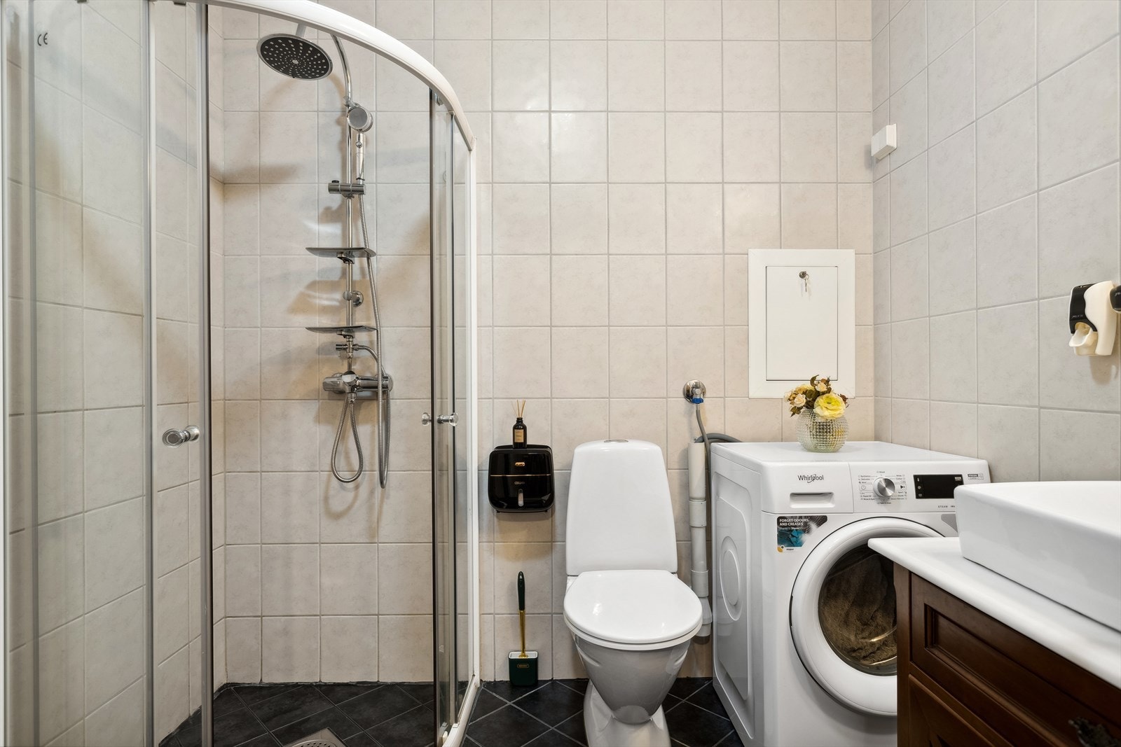 Baderommet er ca 4 m² og har flis på gulv og vegg, malt slett himling. Galleribilde