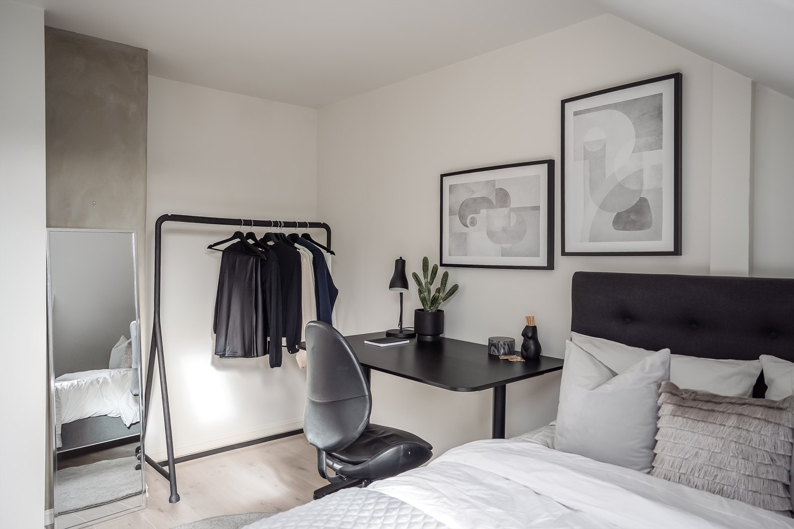 Leiligheten disponerer 4 boder med til sammen over 40 m² med lagringsplass. Galleribilde