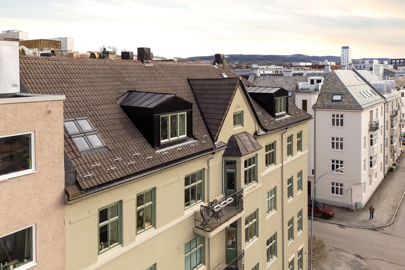 Fasade. Det er sykkelparkering i bakgård. Galleribilde