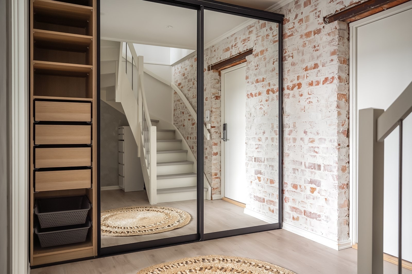 I entréen er det også satt opp en stor skyvedørsgarderobe med speil som medfølger handelen. Galleribilde