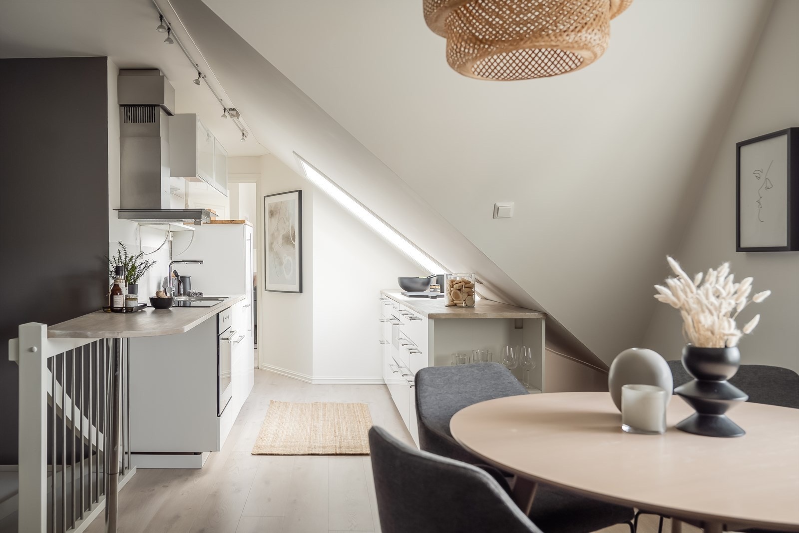 Etasjens planløsning sørger for en naturlig inndeling av ulike møbleringssoner. Galleribilde