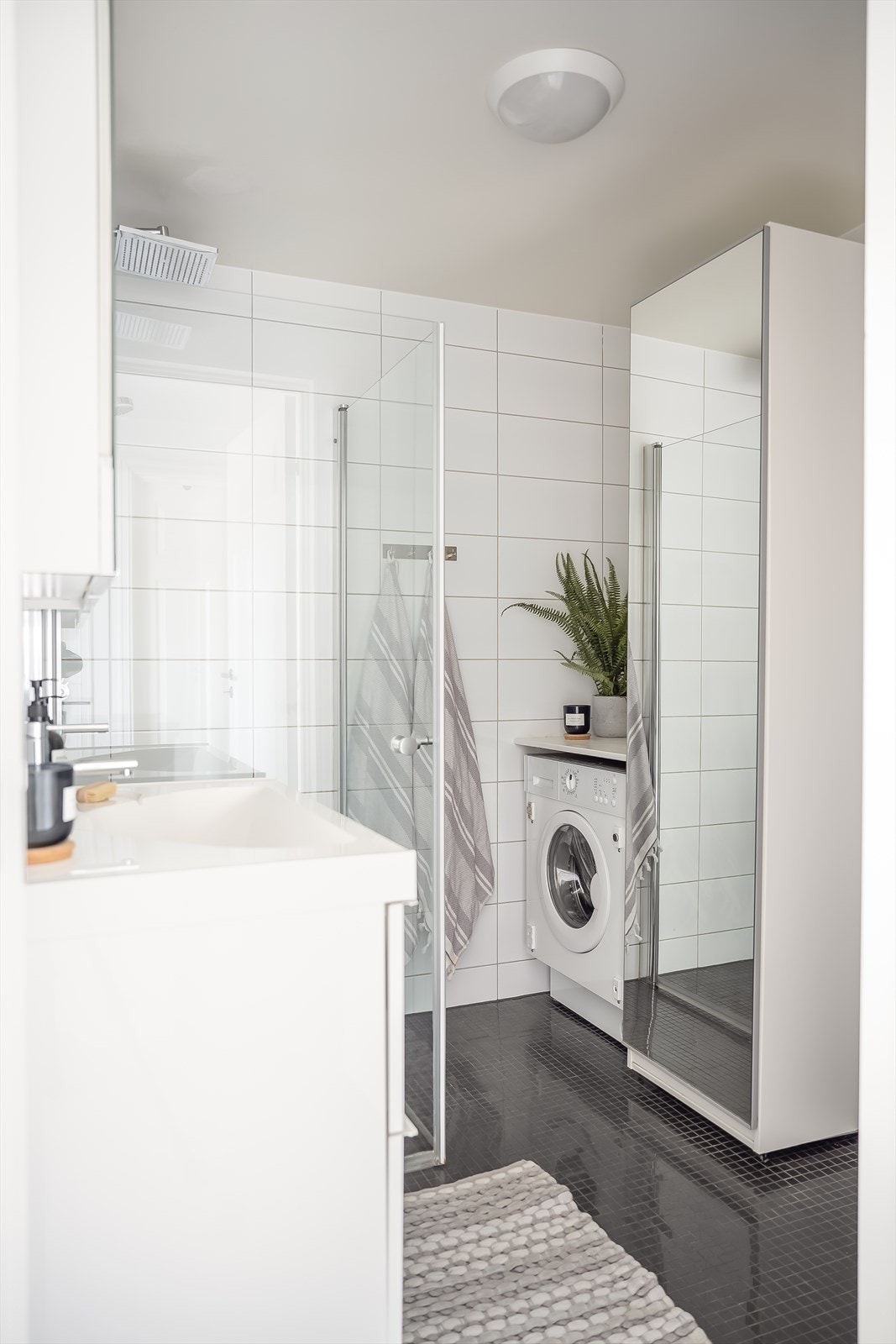 Her er det opplegg for vaskemaskin, vegghengt toalett, gulvvarme og en ny dusjnisje i hjørnet med regnfallsdusj, etablert av fagfolk. Galleribilde