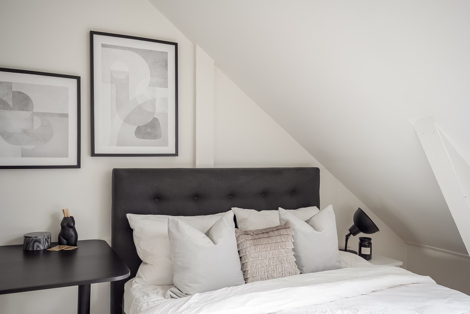 Her er det god plass til dobbeltseng og tilhørende møblementer. Galleribilde