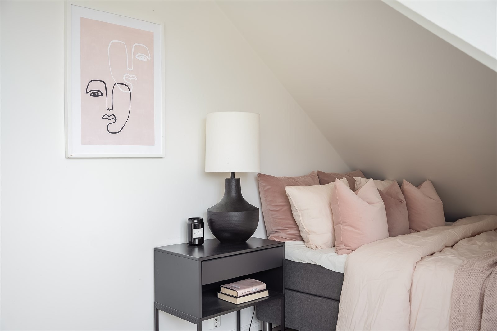 I 2021 ble kobberbeslagene på mønetaket renset, og takrennene ble skiftet ut. Galleribilde