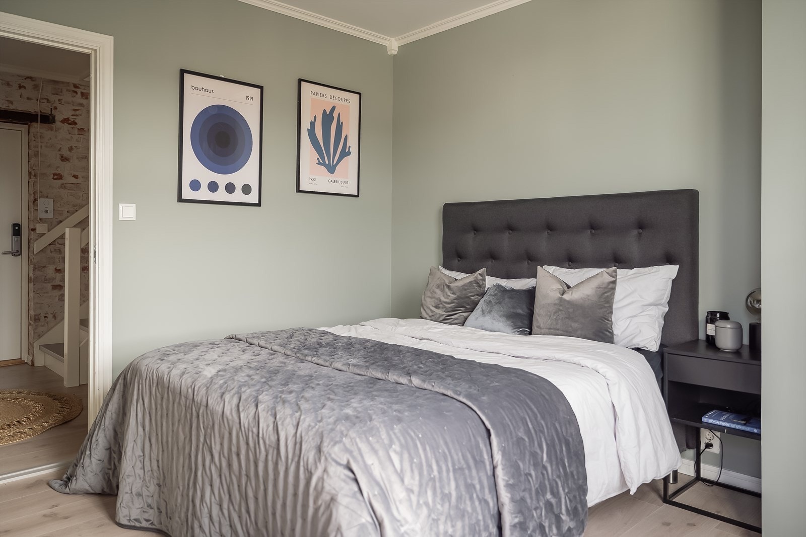 Her er det god plass til dobbeltseng og tilhørende møblement. Galleribilde