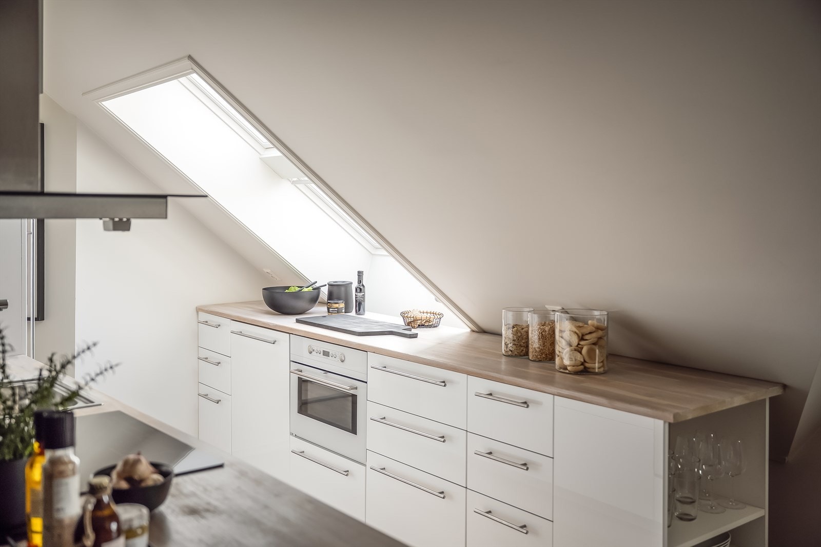 Kjøkkenet er utstyrt med integrerte hvitevarer som kjøleskap, oppvaskmaskin, platetopp, stekeovn, mikrobølgeovn og fryser. Disse medfølger handelen. Galleribilde