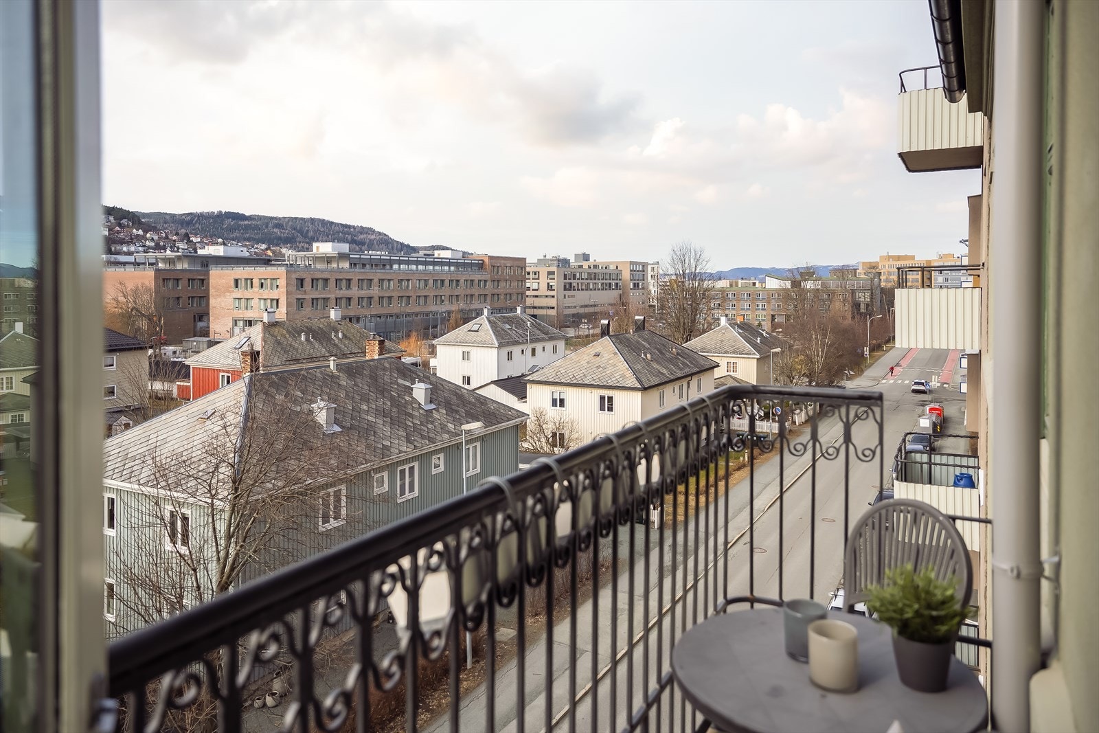 Velkommen til Magnus den Godes gate 8 - En ærverdig 4-roms selveier toppleilighet i klassisk bygård over to plan. Foto: Stian Hatling. Galleribilde