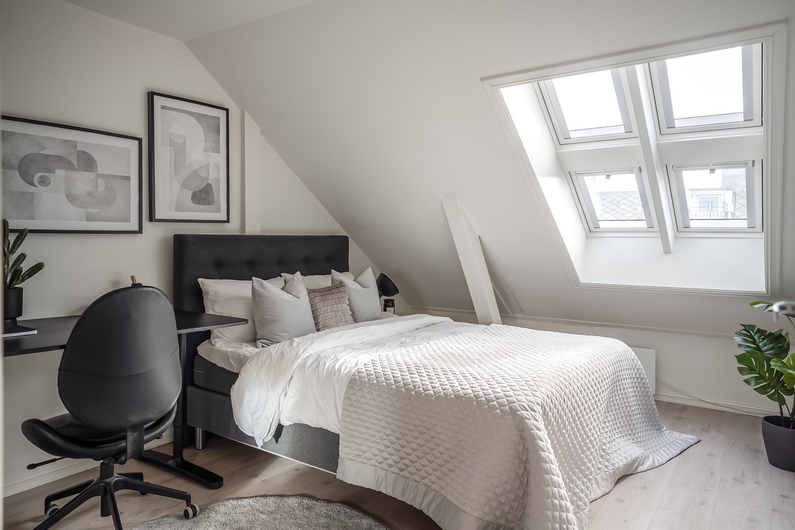 Leiligheten har tre soverom, hvorav to ligger oppe og ett nede. Dette soverommet har en størrelse på 11,2 m². Galleribilde