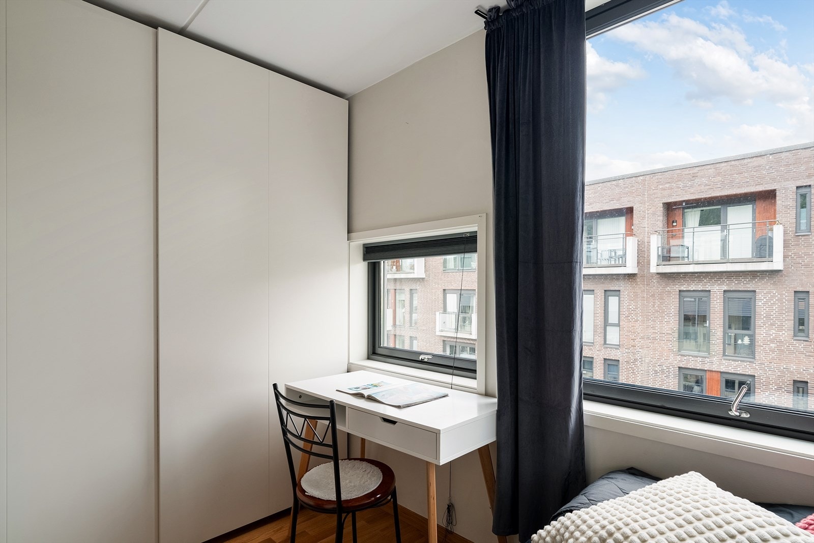 På soverommet er det plass til seng, kontorpult og garderobeløsning. Galleribilde