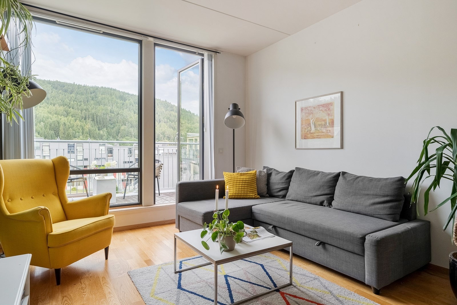 I 4. etasje er det stue/kjøkken, soverom og balkong. Galleribilde