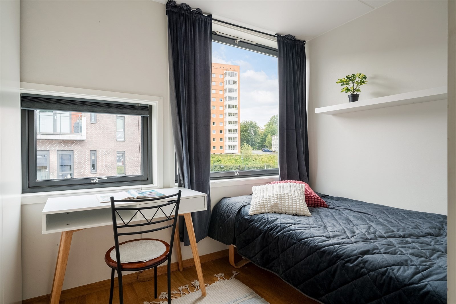 I denne etasjen er det entre, bad og soverom. Galleribilde