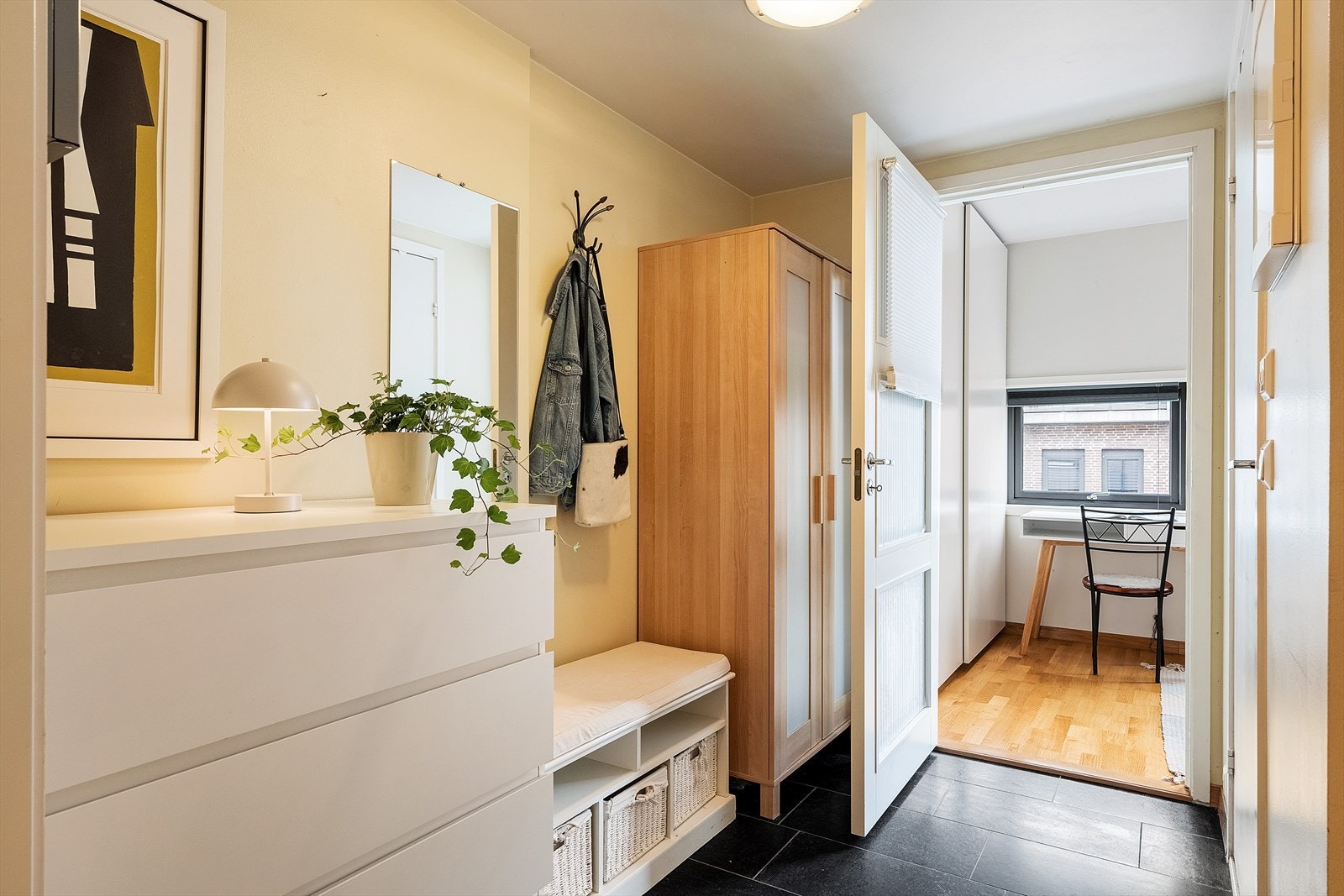 Det er plass til garderobeløsninger i entre. Galleribilde