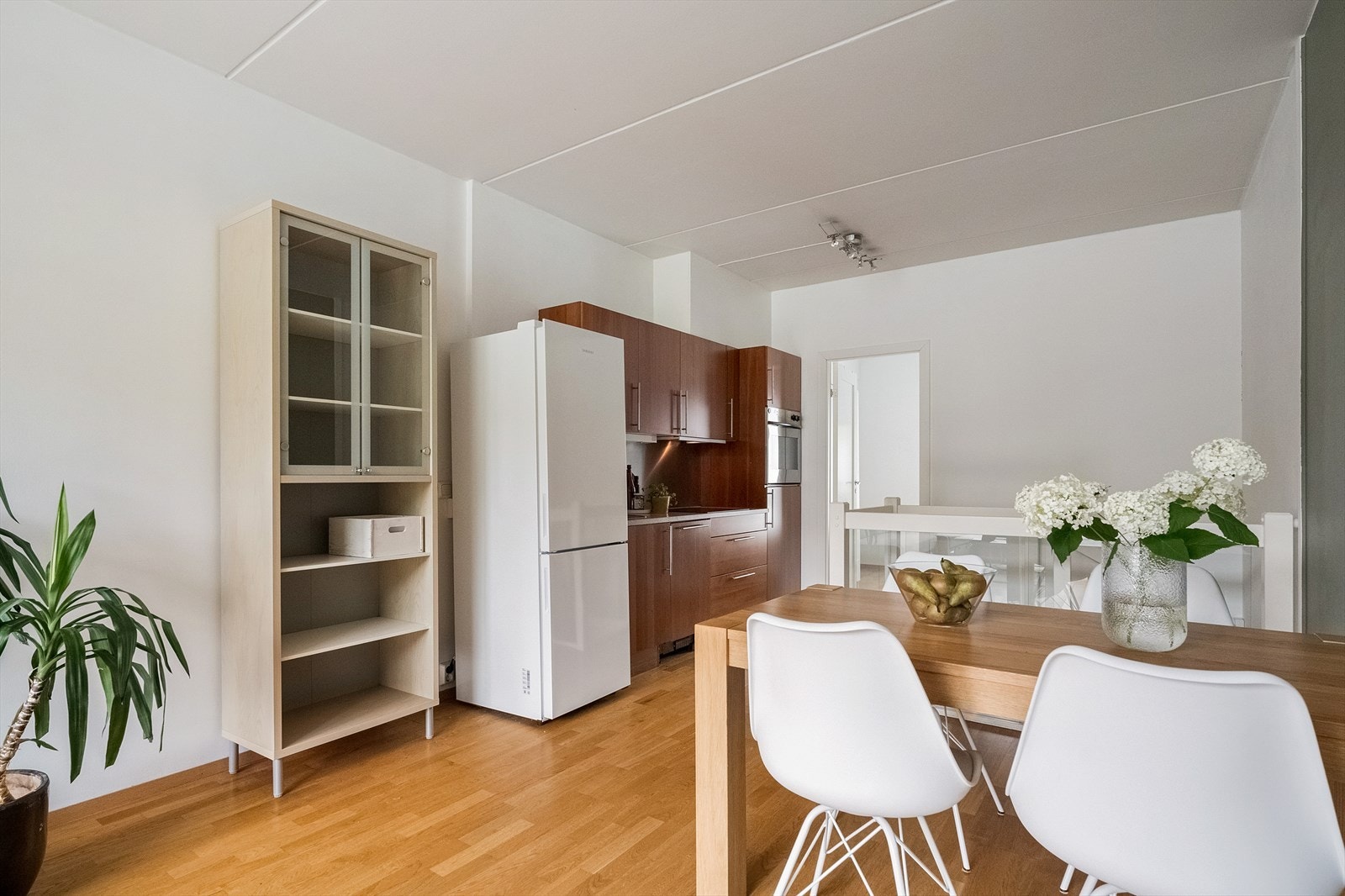 Plass til spisebord mellom stue og kjøkken. Galleribilde