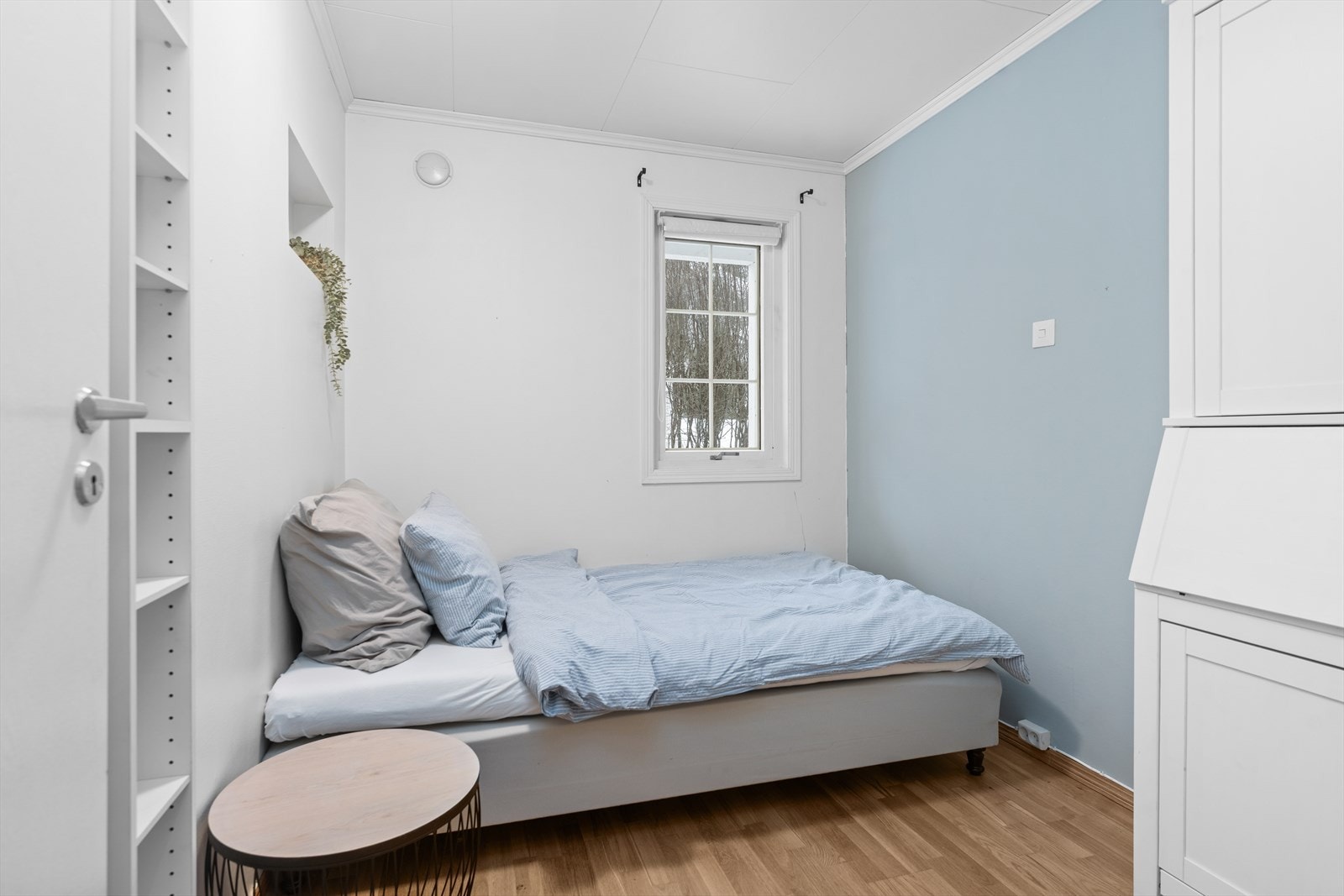 Soverom (Det opplyses om at på tegning er matbod/klær er slått i sammen og brukes idag til soverom, det foreligger ingen godkjenning om bruksendring) Galleribilde