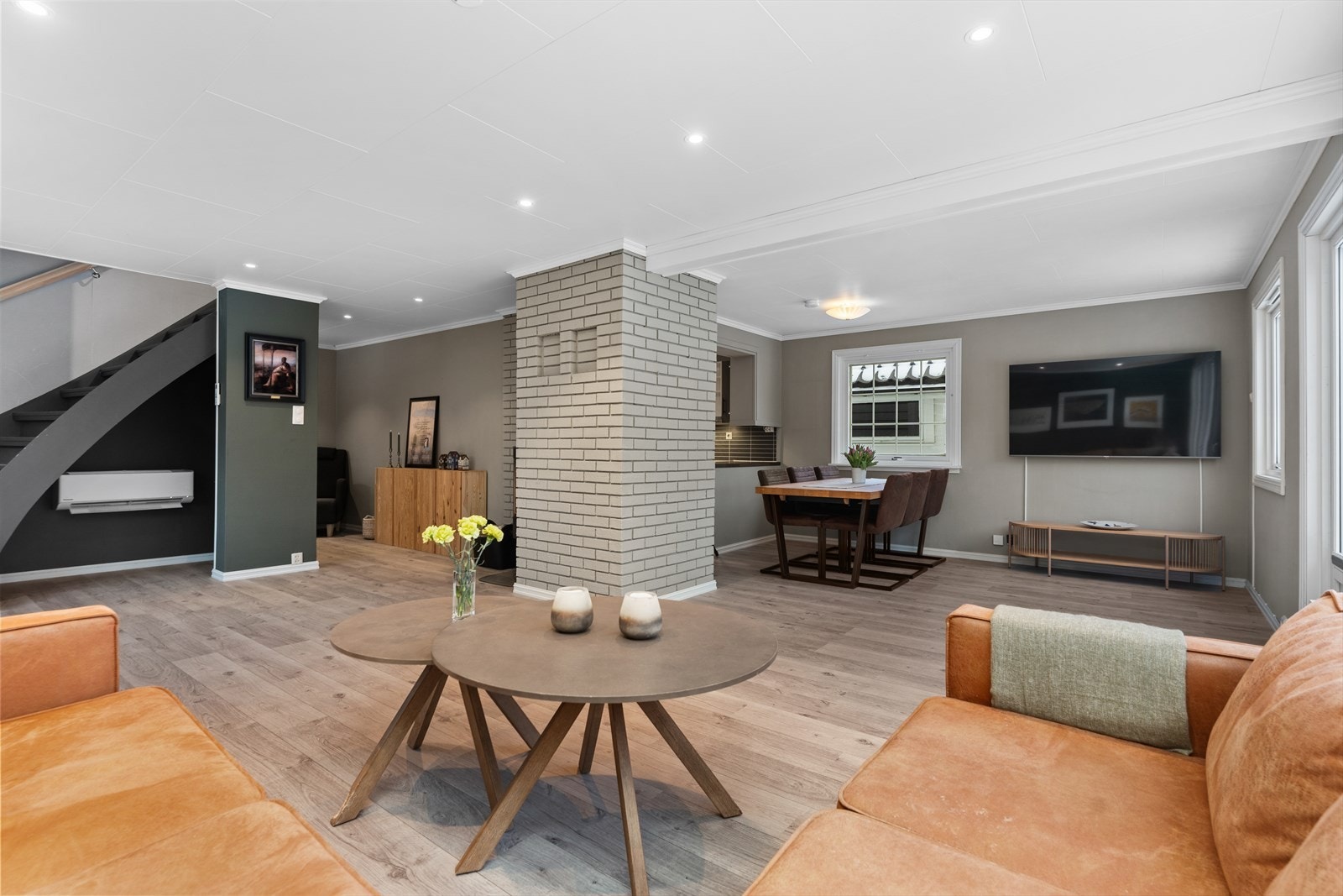 God plass til sittegruppe og spisebord Galleribilde